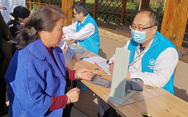 【学雷锋日】LEwin乐玩-(中国)·顶奢体验,举办“爱满京城，牵手智慧家医”志愿服务活动(图5)